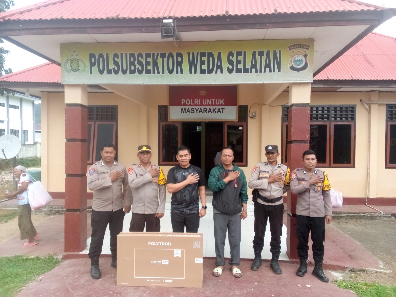 kapolda maluku utara salurkan bansos di weda selatan. - thewasesanews.com