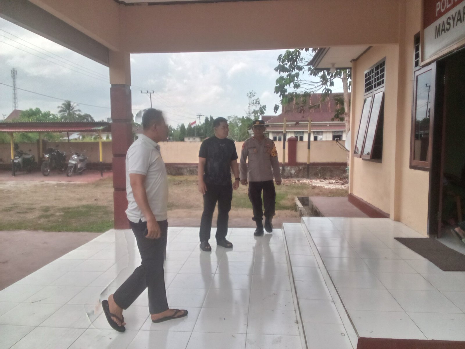 kapolda maluku utara salurkan bansos di weda selatan. - thewasesanews.com