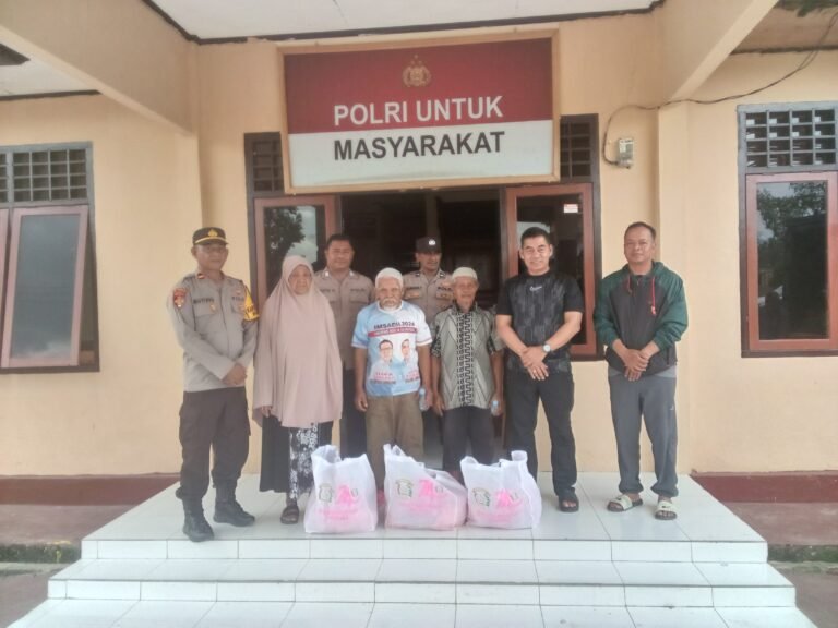 kapolda maluku utara salurkan bansos di weda selatan. - thewasesanews.com