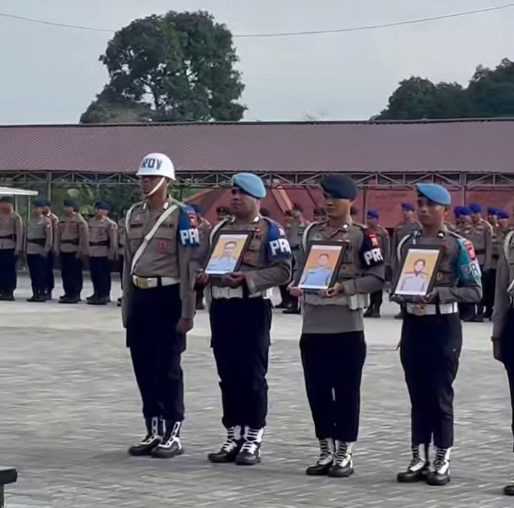 kapolda maluku utara ptdh 21 anggota polri. - thewasesanews.com