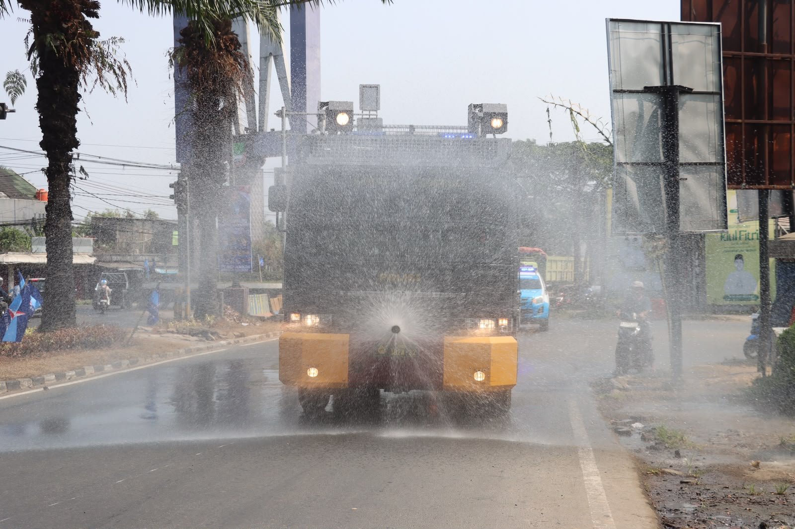 water cannon polresta tangerang bersihkan abu vulkanik gak. - thewasesanews.com