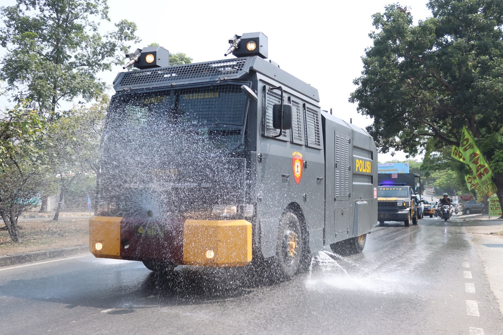 water cannon polresta tangerang bersihkan abu vulkanik gak. - thewasesanews.com