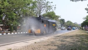 water cannon polresta tangerang bersihkan abu vulkanik gak. - thewasesanews.com
