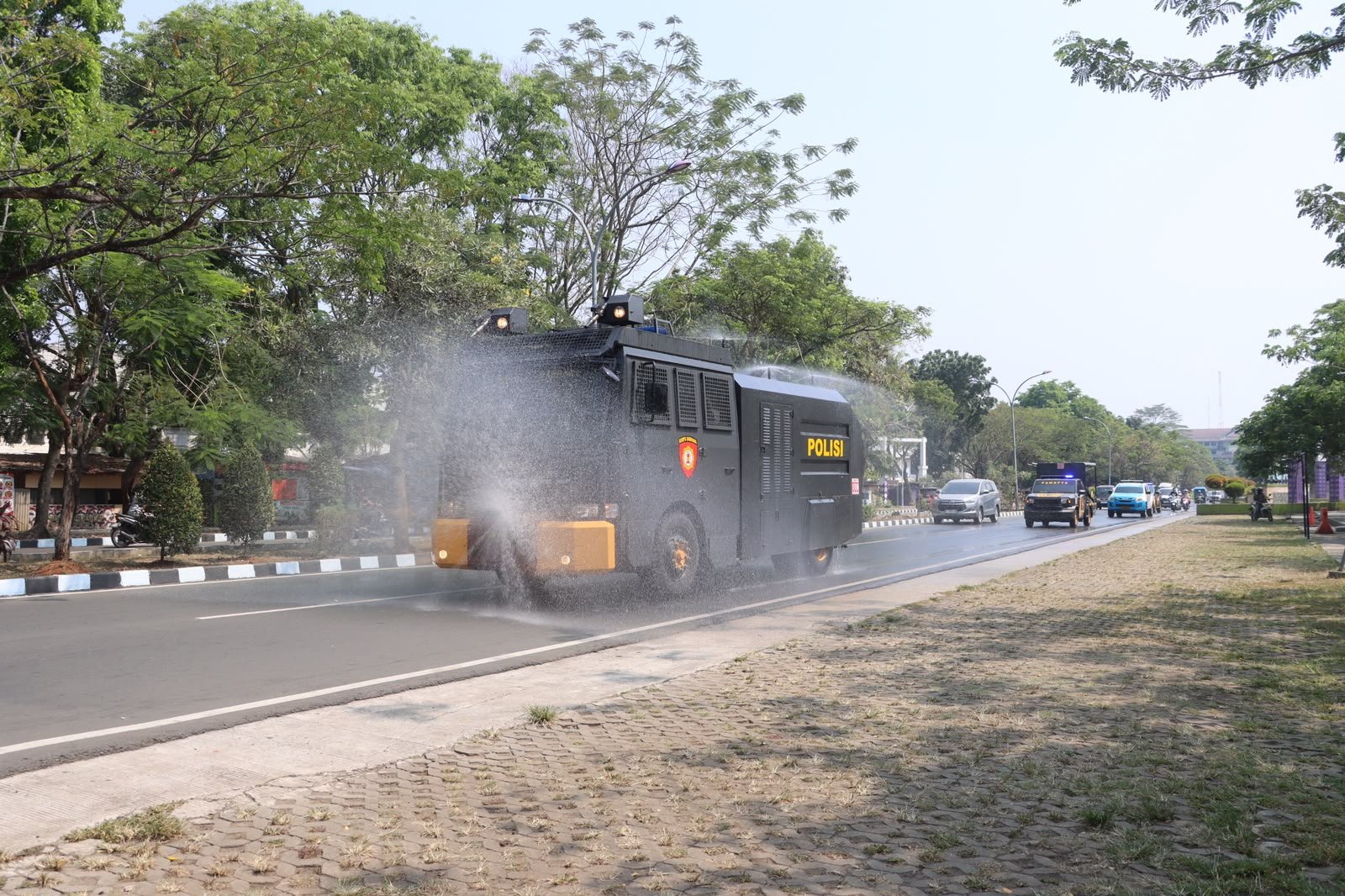water cannon polresta tangerang bersihkan abu vulkanik gak. - thewasesanews.com