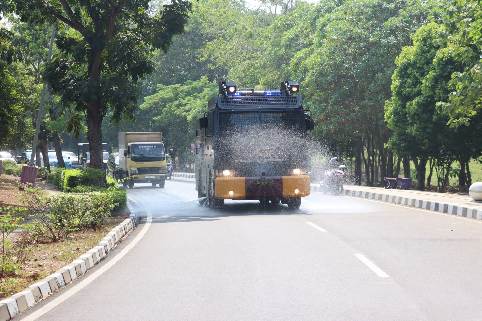 water cannon polresta tangerang bersihkan abu vulkanik gak. - thewasesanews.com