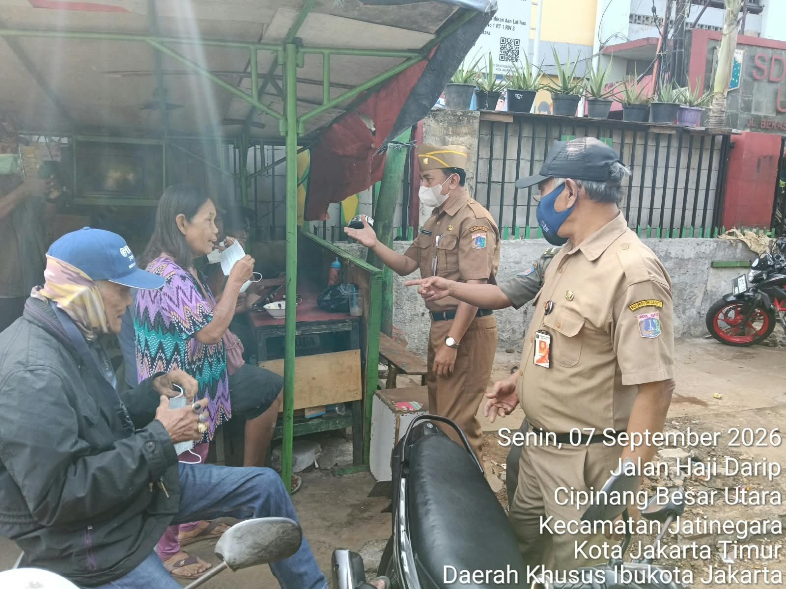 satpol pp cbu bagikan masker di jalan haji darip. - thewasesanews.com