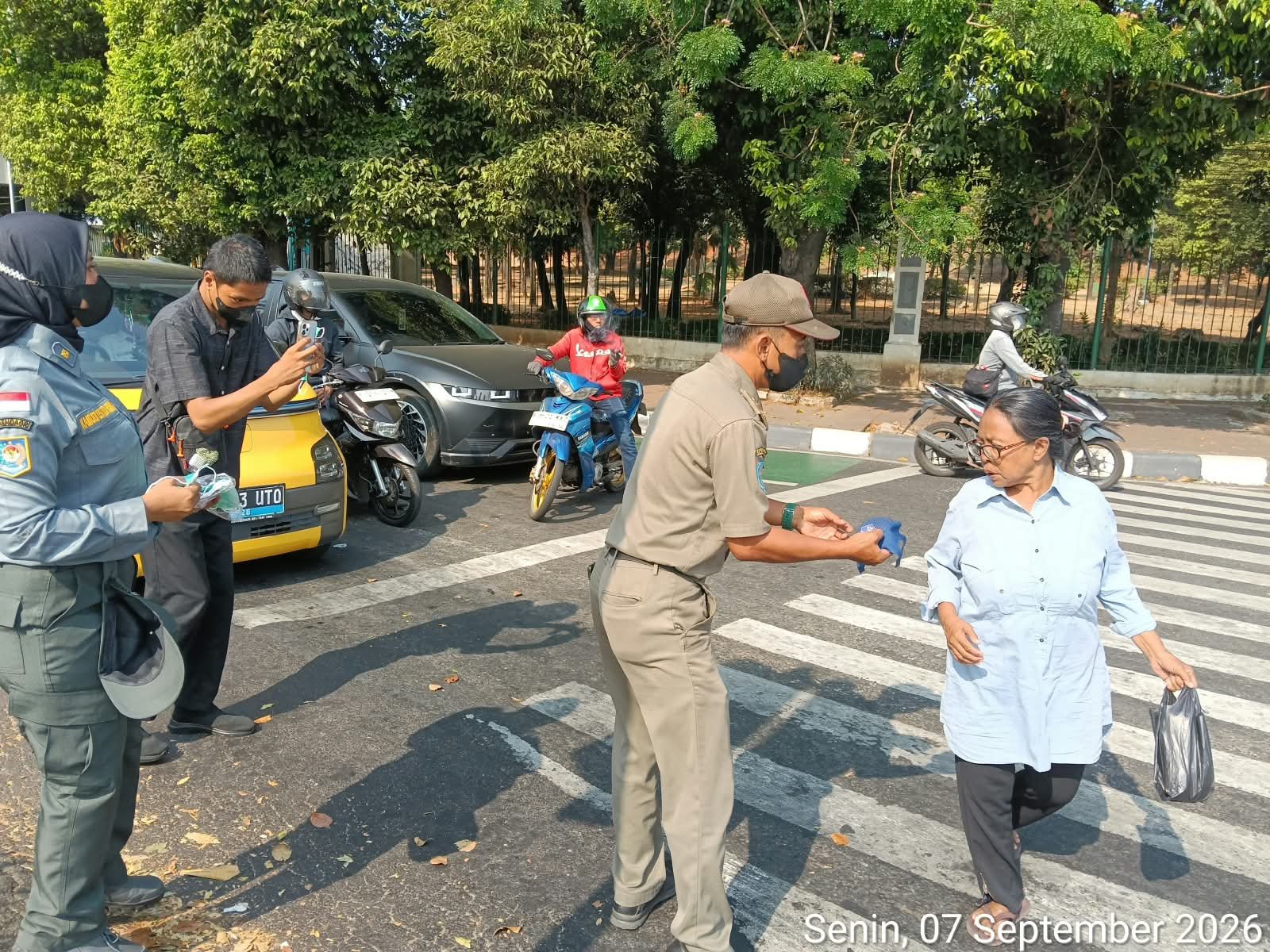 satpol pp cbu bagikan masker di jalan haji darip. - thewasesanews.com