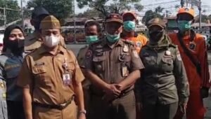 satpol pp cbu bagikan masker di jalan haji darip. - thewasesanews.com