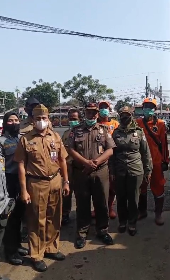 satpol pp cbu bagikan masker di jalan haji darip. - thewasesanews.com