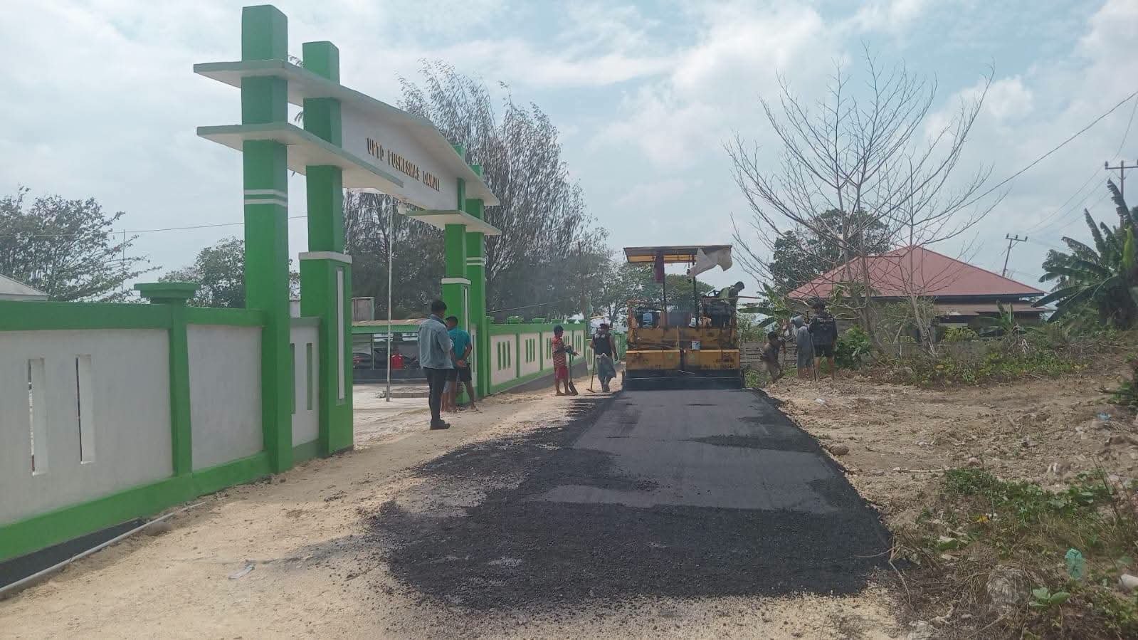 bupati halmahera tengah tinjau pengaspalan jalan damoli. - thewasesanews.com