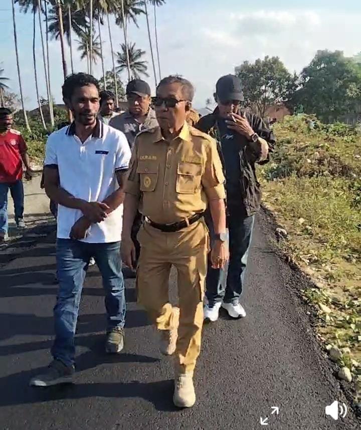 bupati halmahera tengah tinjau pengaspalan jalan damoli. - thewasesanews.com