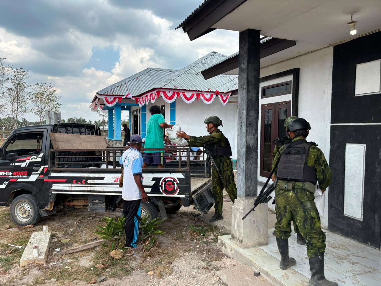 satgas yonif 147 kgj kawal distribusi beras di aroba