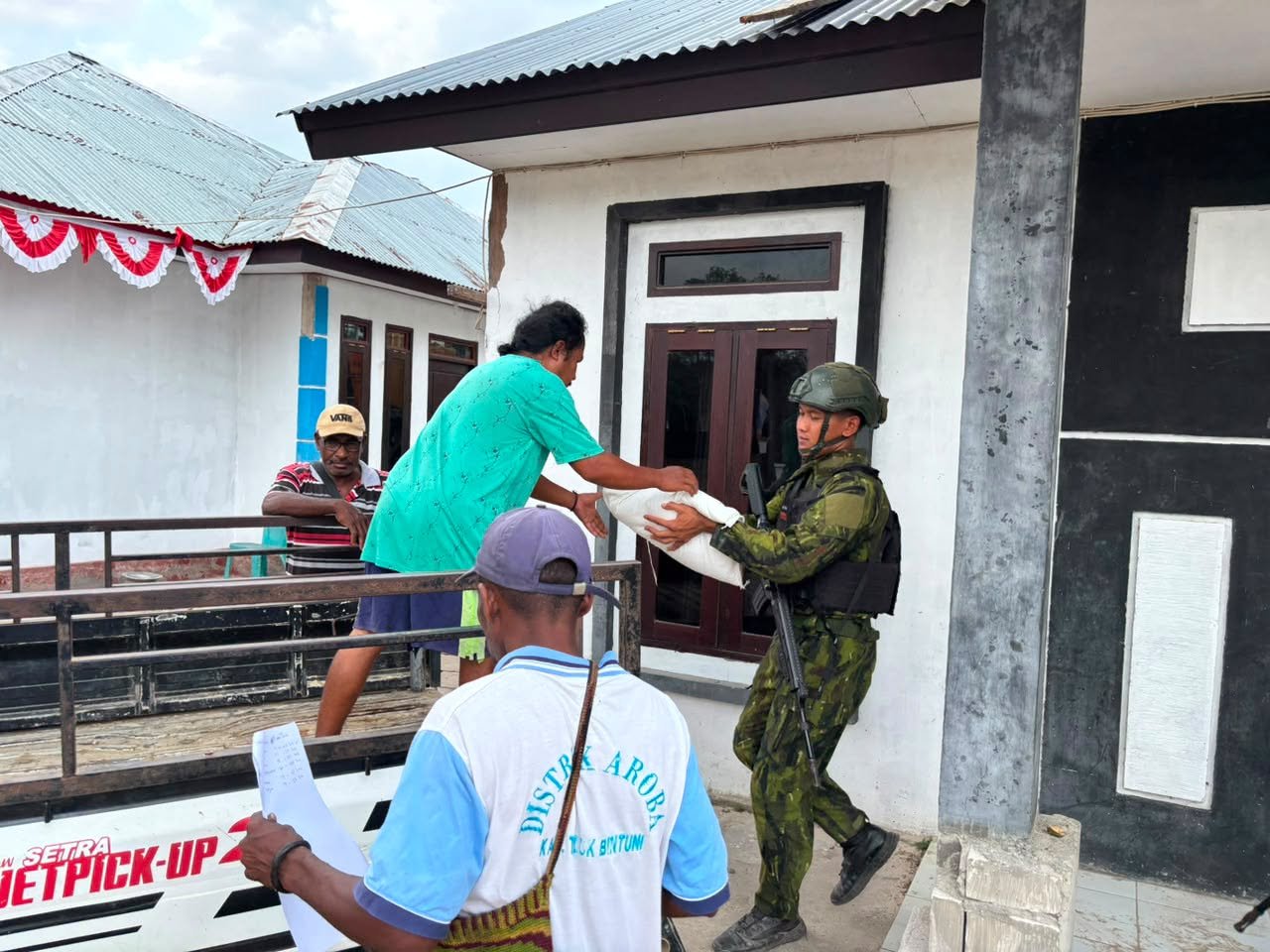satgas yonif 147 kgj kawal distribusi beras di aroba.