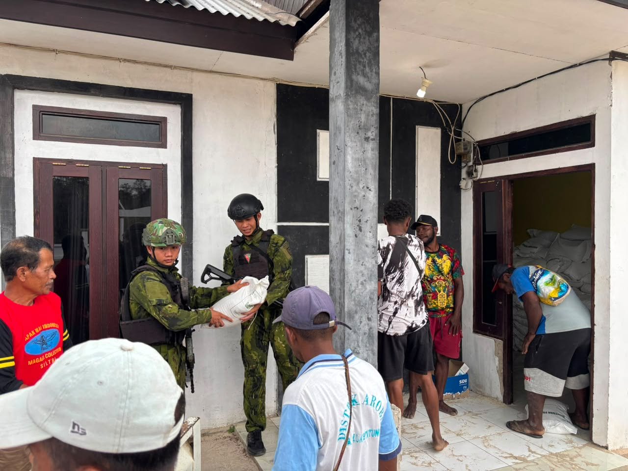 satgas yonif 147 kgj kawal distribusi beras di aroba.