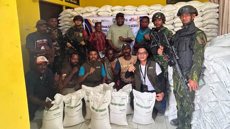 satgas yonif 147 kgj kawal distribusi beras di aroba