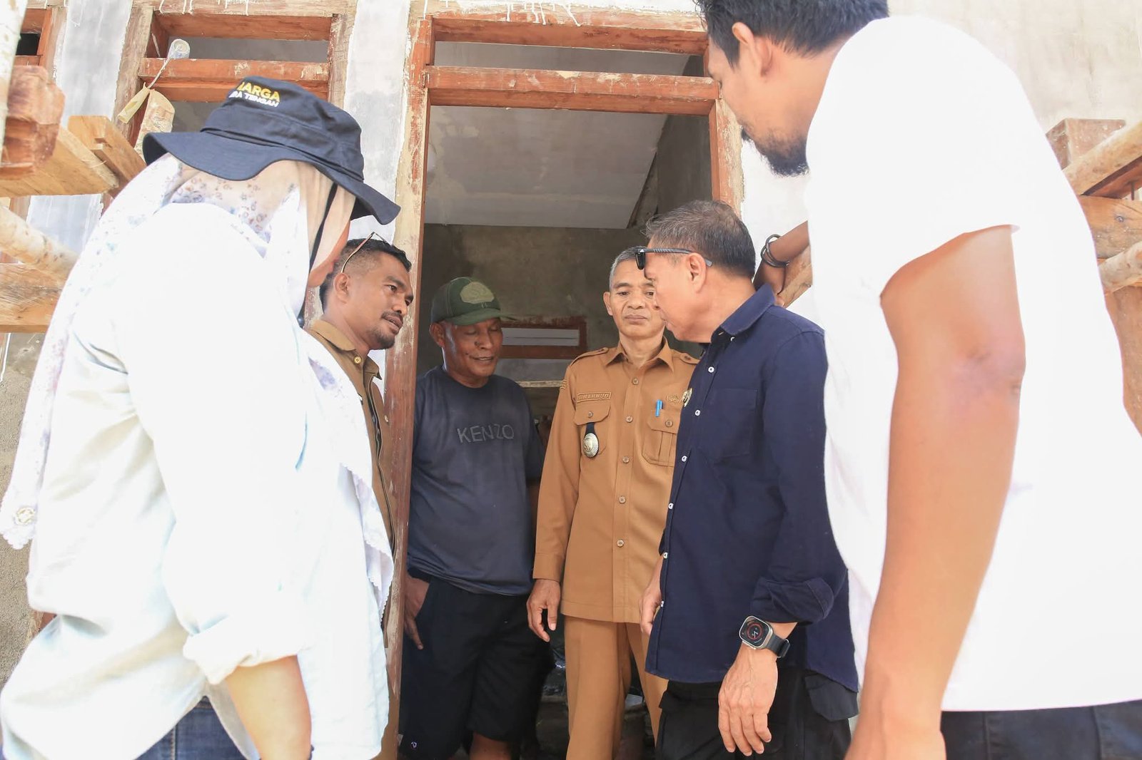 bupati halmahera tengah tinjau pemulihan gempa yeysowo. - thewasesanews.com