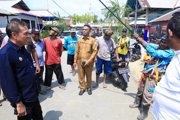 bupati halmahera tengah tinjau pemulihan gempa yeysowo. - thewasesanews.com