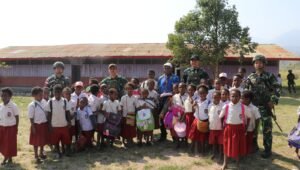 yonif 645 bagikan perlengkapan sekolah. - thewasesanews.com