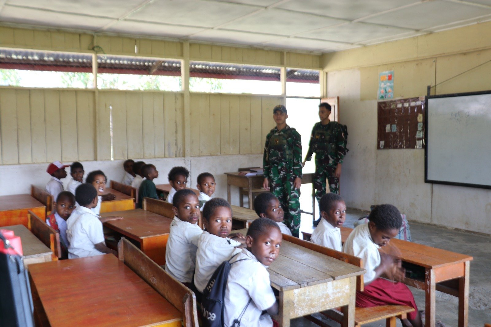 yonif 645 bagikan perlengkapan sekolah. - thewasesanews.com