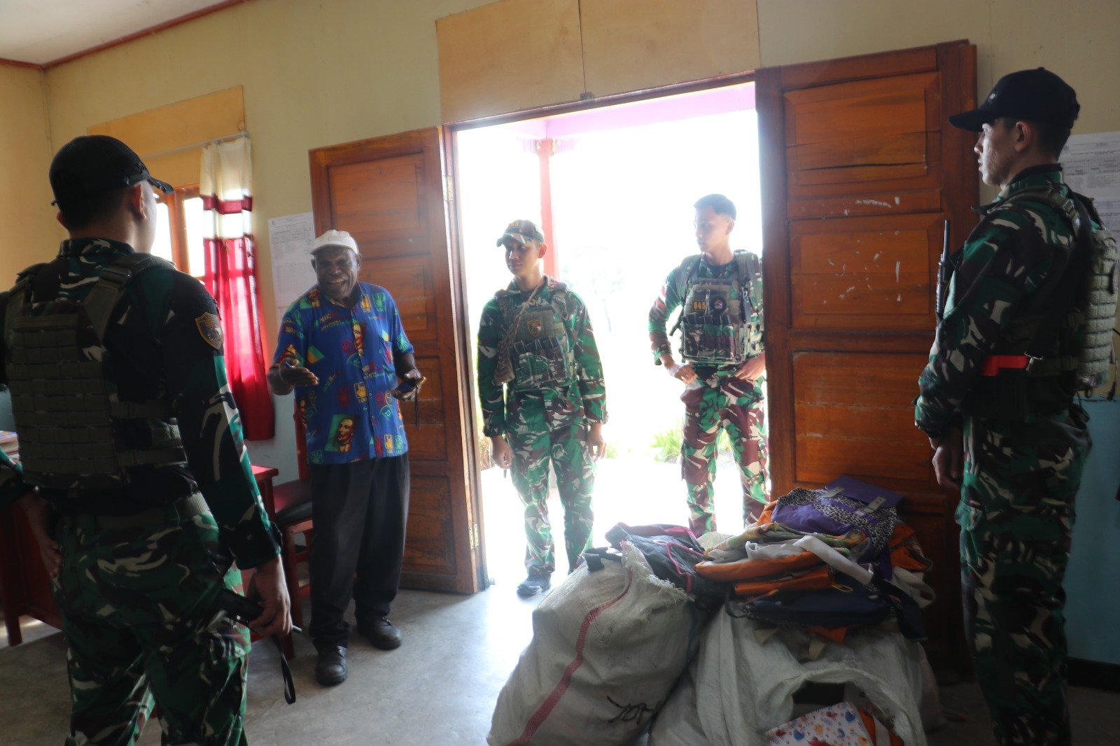 yonif 645 bagikan perlengkapan sekolah. - thewasesanews.com