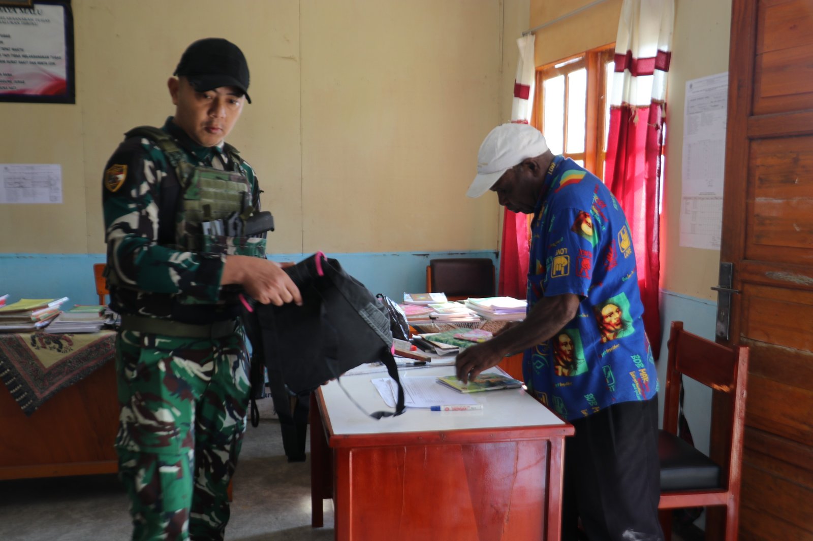 yonif 645 bagikan perlengkapan sekolah. - thewasesanews.com