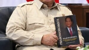 yonge sihombing serahkan buku prabowonomics. - thewasesanews.com