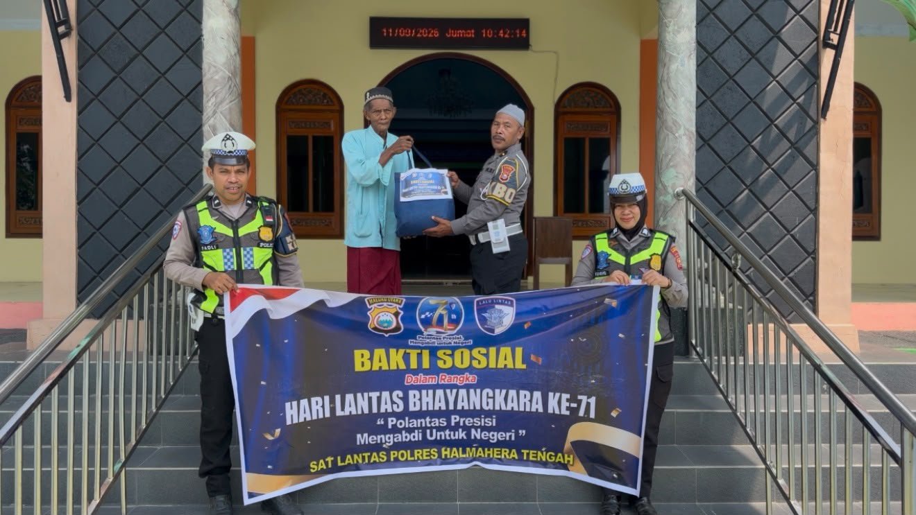 Sat Lantas Polres Halmahera Tengah menggelar bakti sosial pembagian 50 paket sembako peringati Hari Lalu Lintas Bhayangkara ke-71. - thewasesanews.com