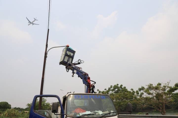 Dishub Kota Tangerang Perbaikan PJU. - thewasesanews.com