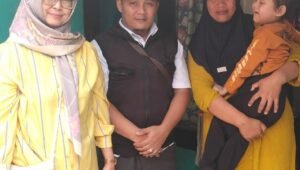 Nakes Puskesmas Sukawali Periksa Pasien Disabilitas Desa Kramat. - thewasesanews.com