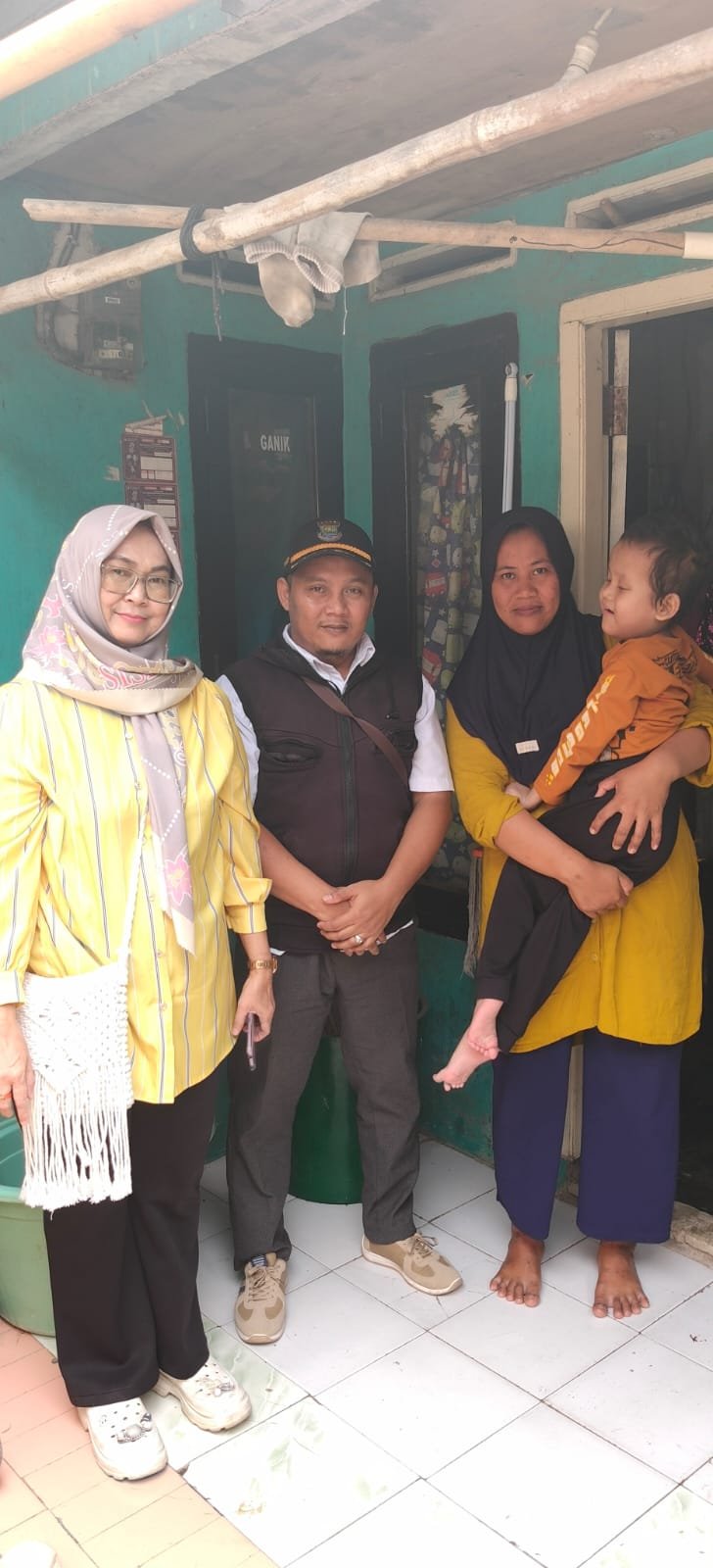Nakes Puskesmas Sukawali Periksa Pasien Disabilitas Desa Kramat. - thewasesanews.com