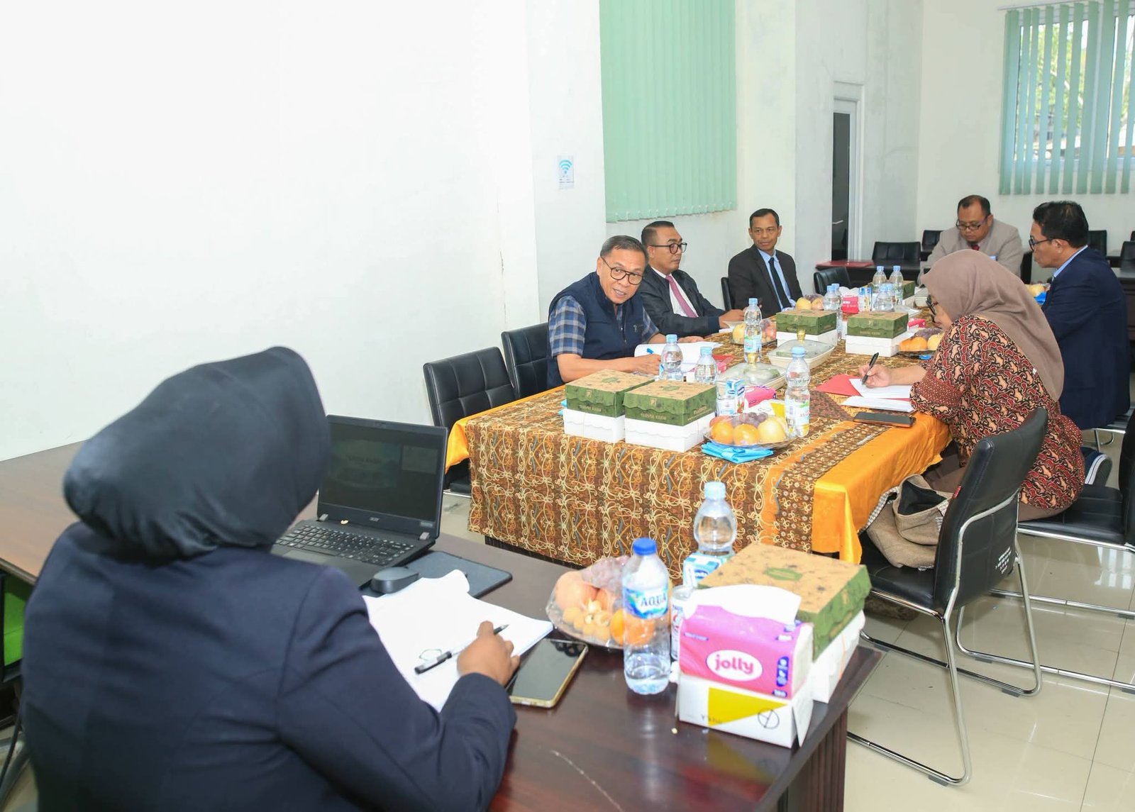 Bupati Halteng Ikram Malan Sangadji Penguji Tesis Unkhair. - tgewasesanews.com