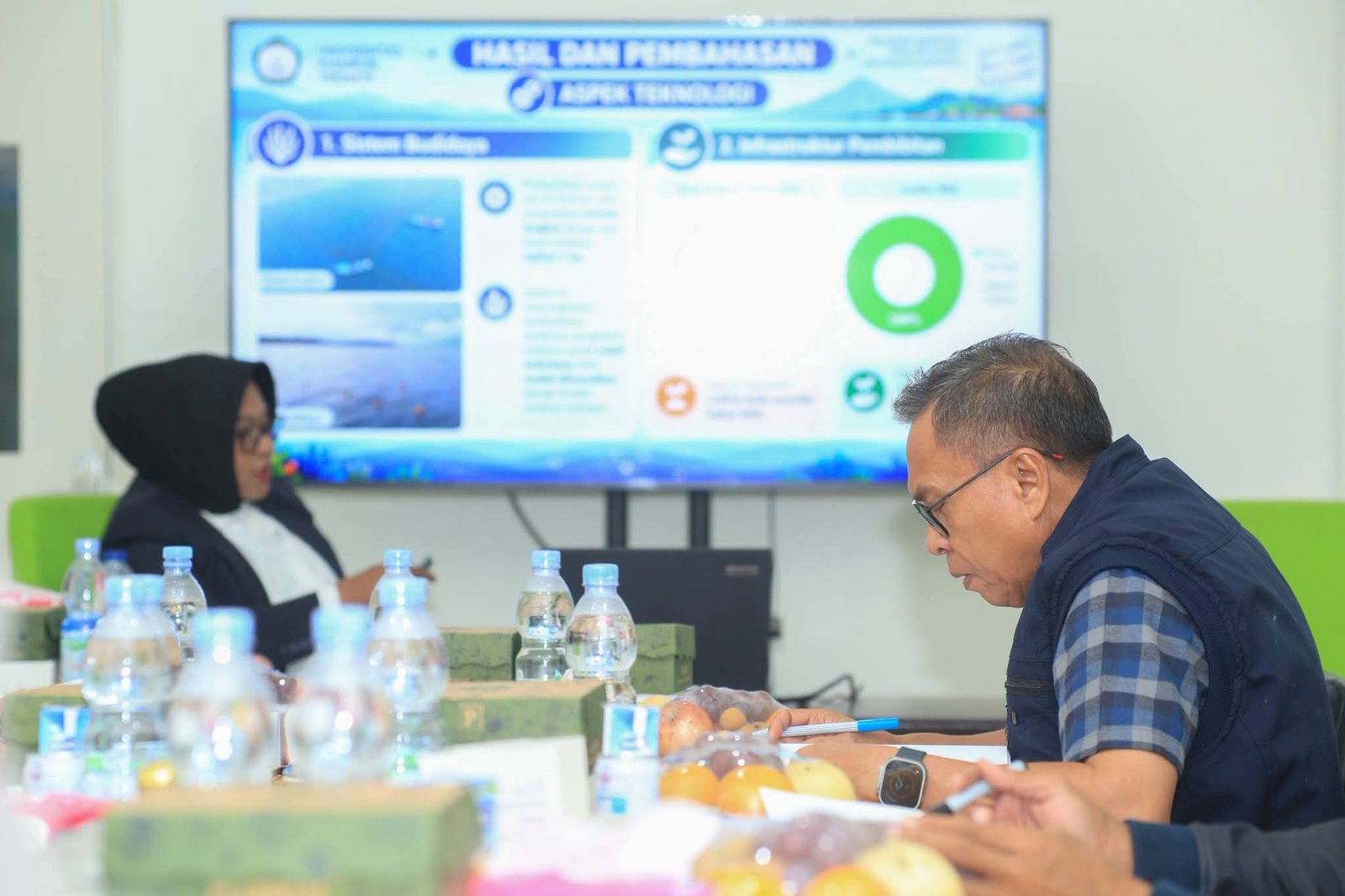 Bupati Halteng Ikram Malan Sangadji Penguji Tesis Unkhair. - thewasesanews.com