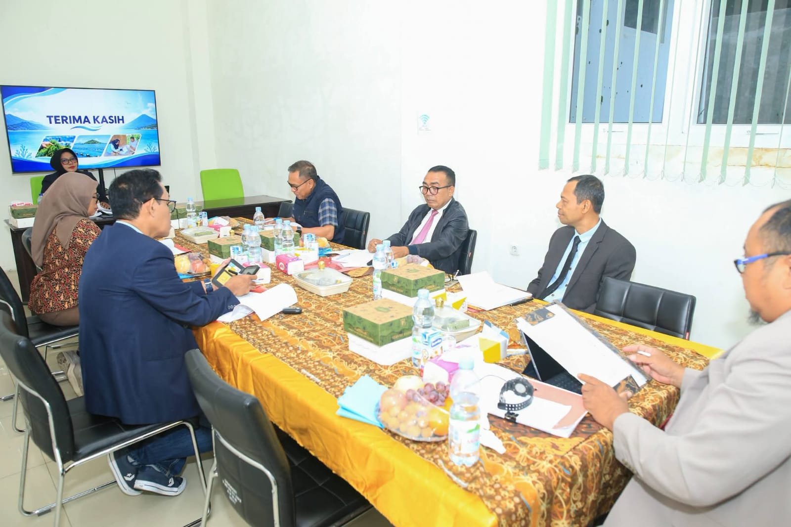 Bupati Halteng Ikram Malan Sangadji Penguji Tesis Unkhair. - thewasesanews.com