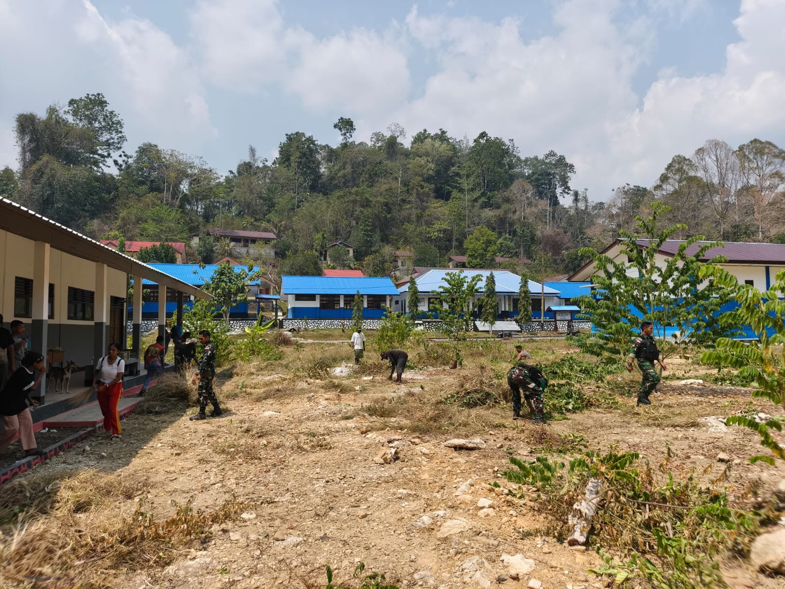 Satgas Yonif 147/KGJ Gelar Karya Bhakti di SMA 1 Henggi. - thewasesanews.com