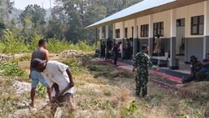 Satgas Yonif 147/KGJ Gelar Karya Bhakti di SMA 1 Henggi. - thewasesanews.com