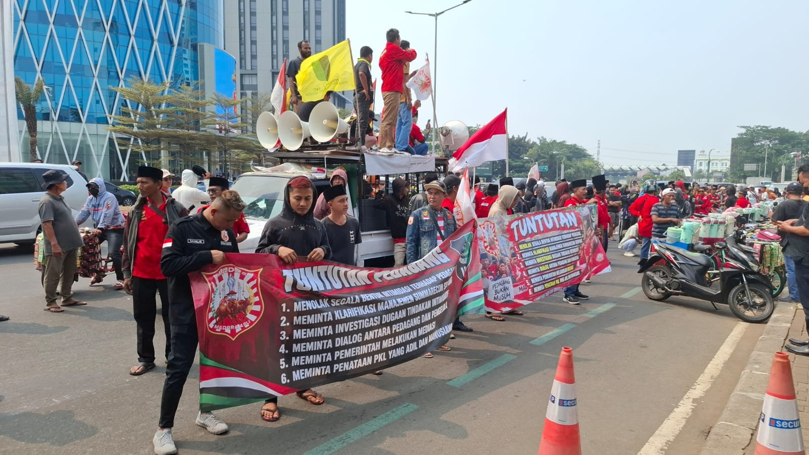Polsek Kelapa Dua Amankan Unjuk Rasa Ormas MADAS. - thewasesanews.com