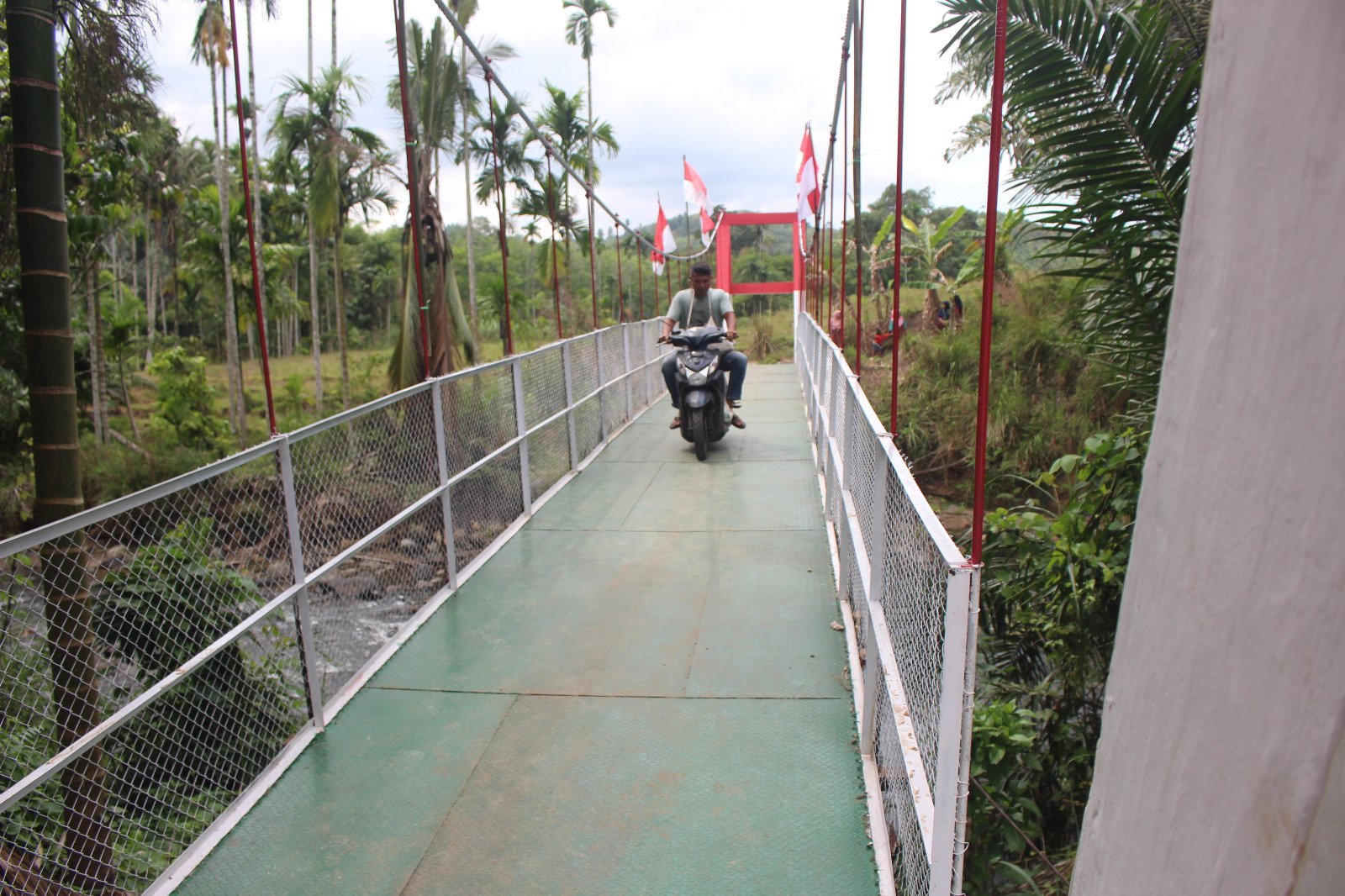 Perbaikan Jembatan Gantung Batangtura. - thewasesanews.com
