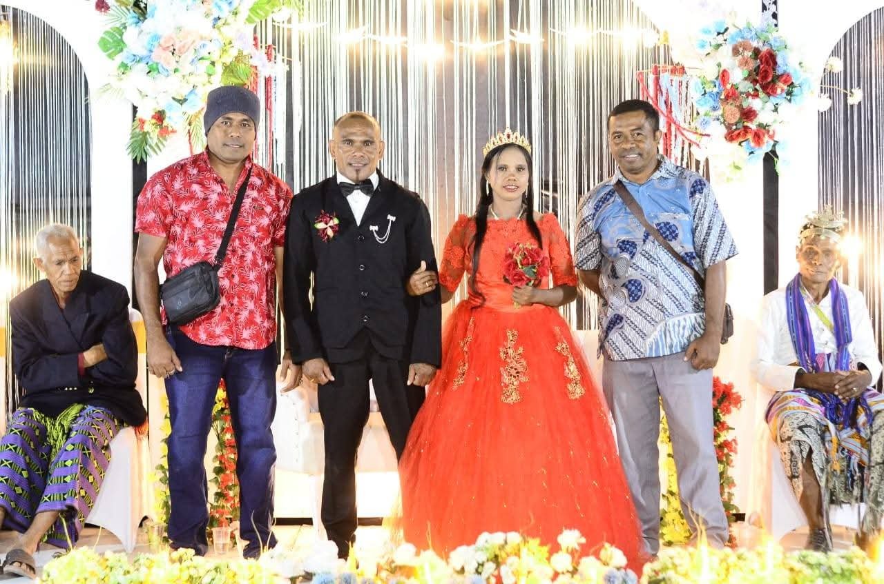 Pernikahan Yoksen Atonis dan Hagar Poess. - thewasesanews.com