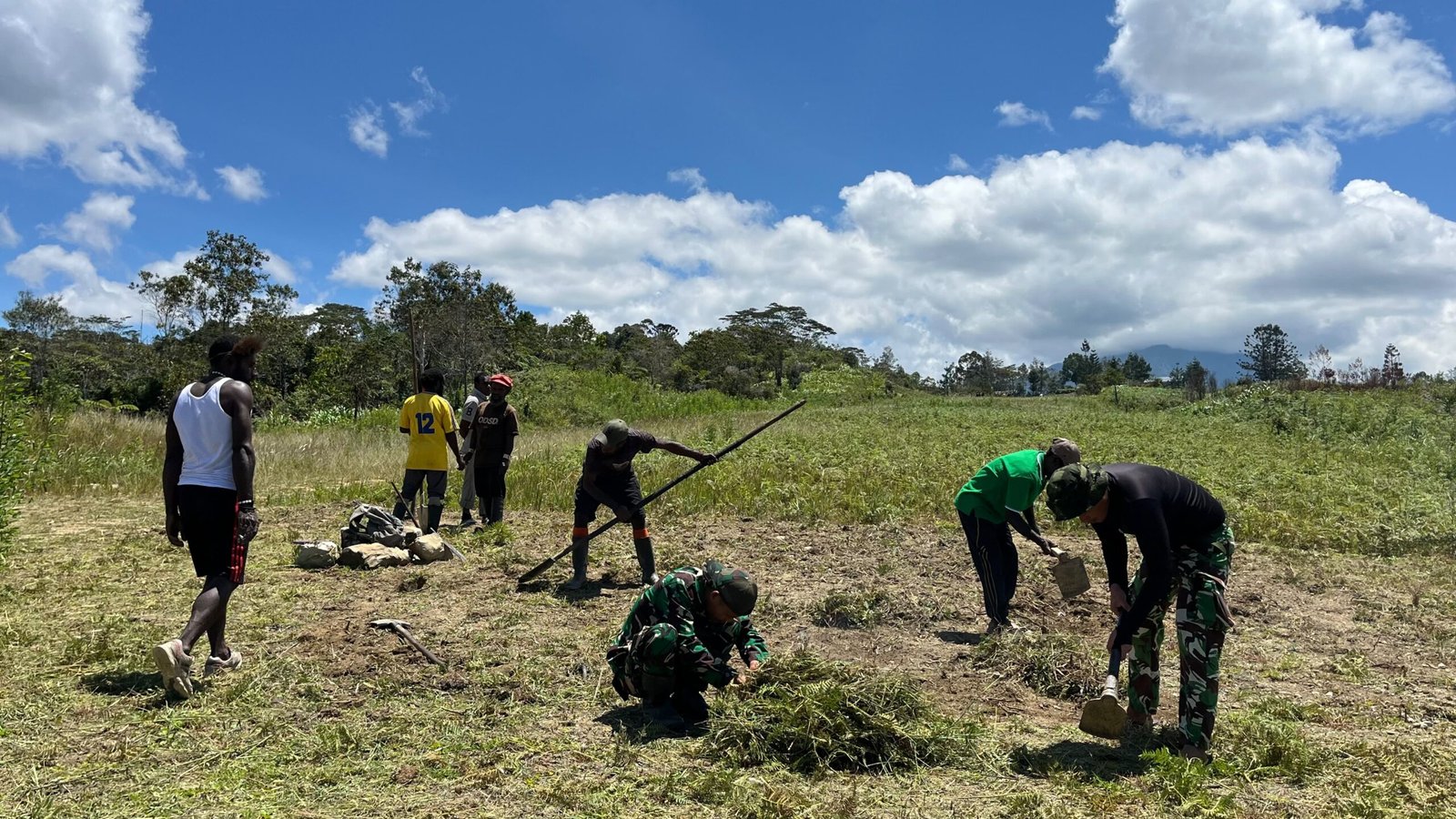 Karya Bakti Lapangan Terbang Eragayam. - thewasedanews.com