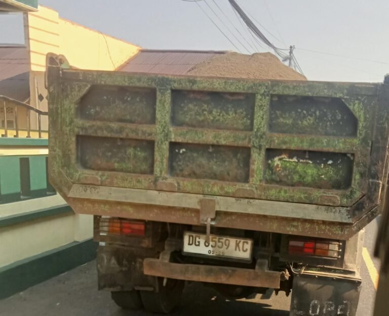 Truk Pasir Tanpa Terpal di Ternate. - thewasesanews.com