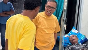 Bupati Halteng Jenguk Warga di RSUD Ternate. - thewasesanews.com