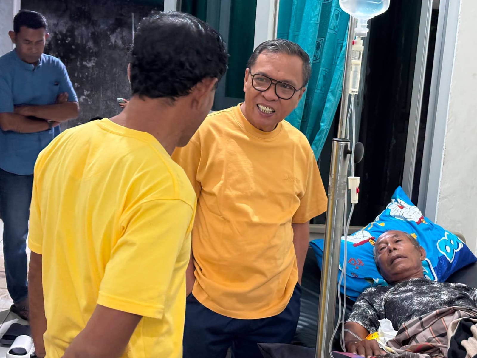 Bupati Halteng Jenguk Warga di RSUD Ternate. - thewasesanews.com