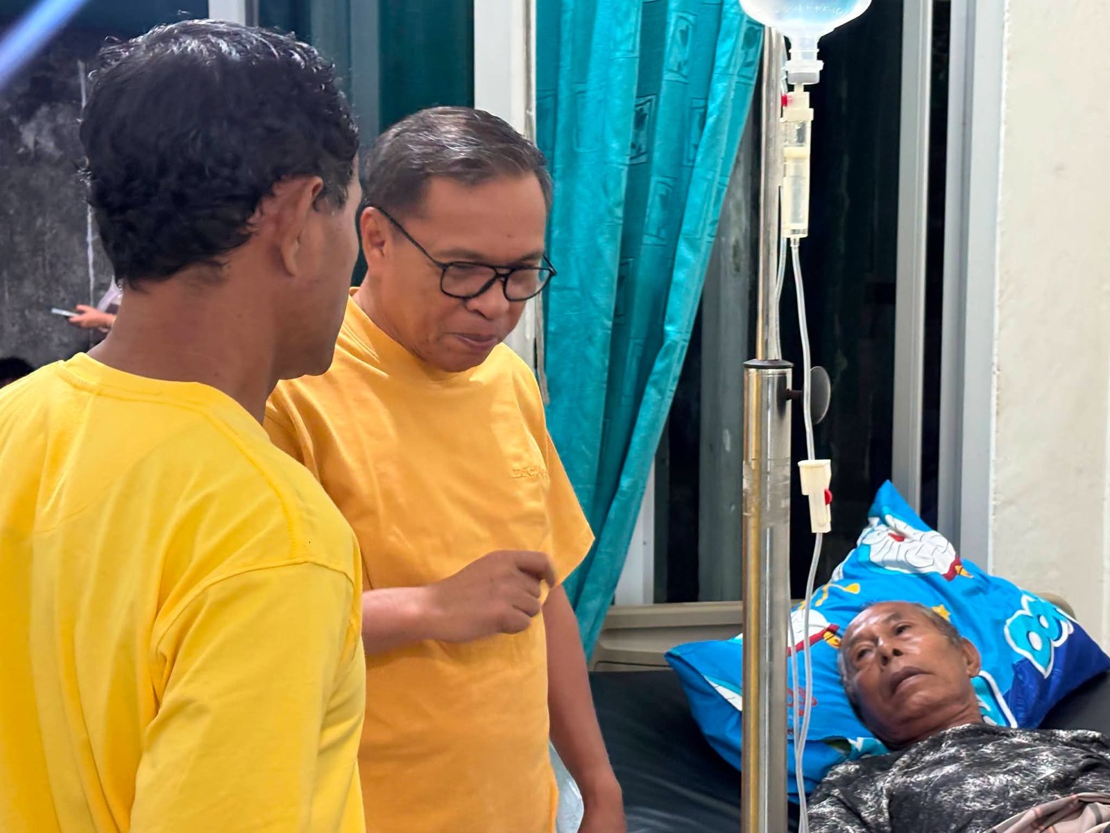 Bupati Halteng Jenguk Warga di RSUD Ternate. - thewasesanews.com