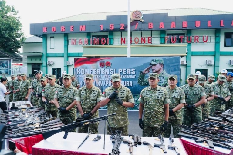 Masyarakat Ternate Sukarela Serahkan 75 Senjata Api. - thewasesanews.com