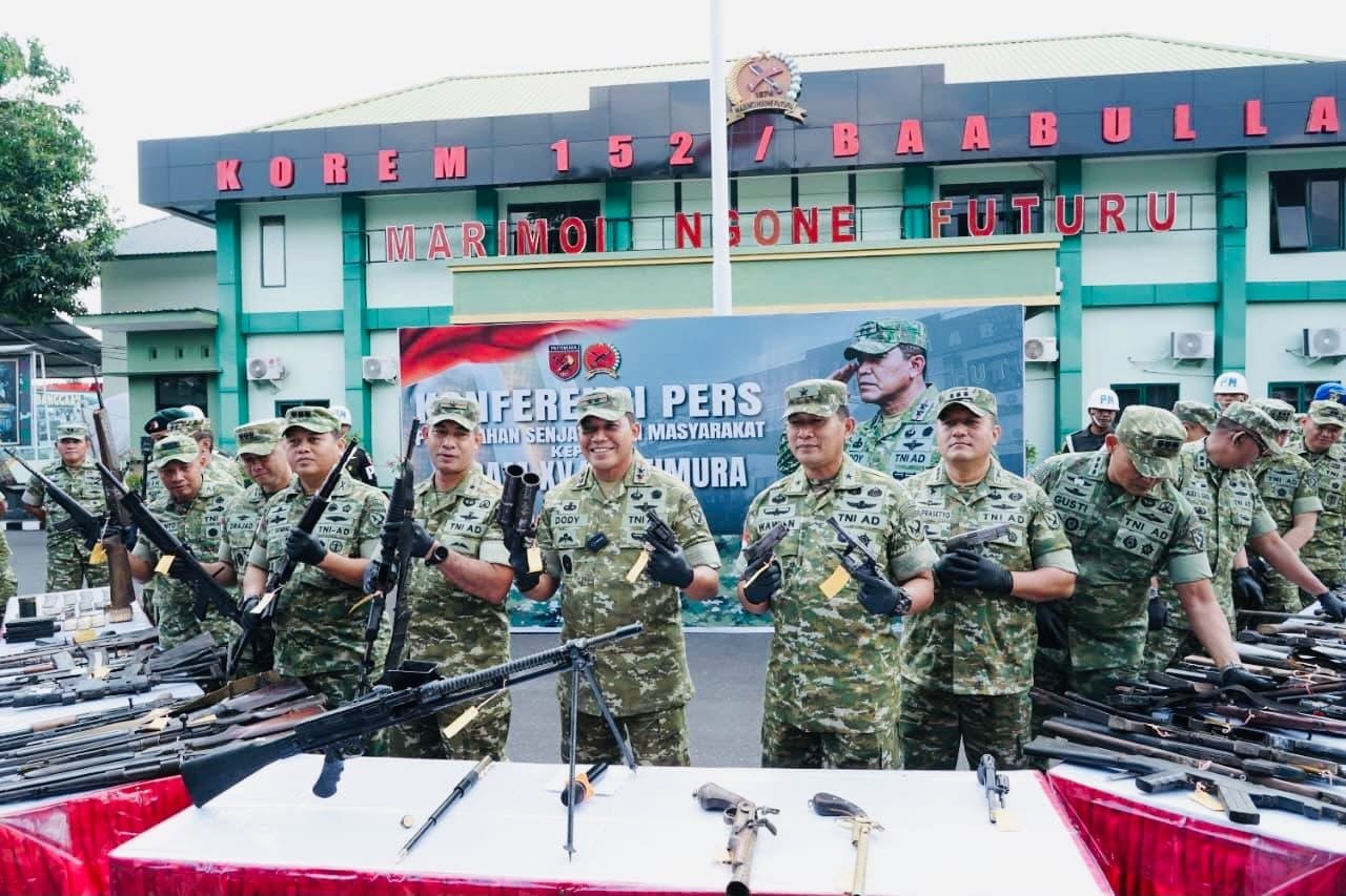 Masyarakat Ternate Sukarela Serahkan 75 Senjata Api. - thewasesanews.com