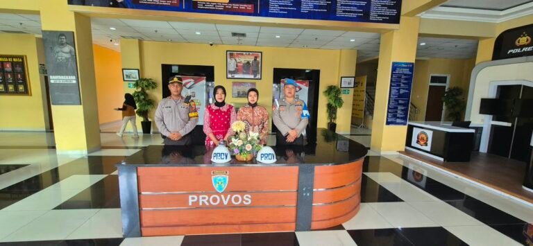 Provos dan Pamapta Kontrol Piket Lobby Polwan. - thewasesanews.com