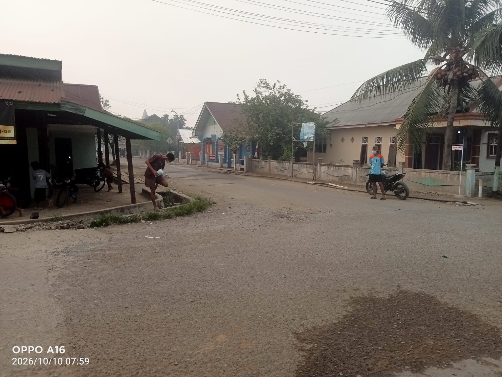 Anggota DPRD Halmahera Timur Kriston Batawi Bagikan Masker. - thewasesabews.com