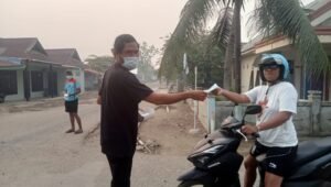 Anggota DPRD Halmahera Timur Kriston Batawi Bagikan Masker. - thewasesanews.com