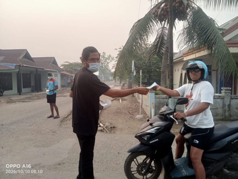 Anggota DPRD Halmahera Timur Kriston Batawi Bagikan Masker. - thewasesanews.com