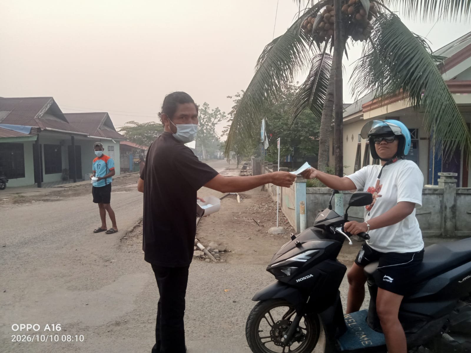 Anggota DPRD Halmahera Timur Kriston Batawi Bagikan Masker. - thewasesanews.com